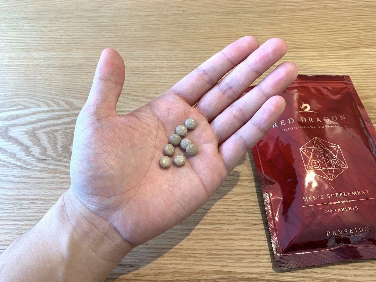 レッドドラゴンの錠剤を手のひらに出した写真（2018年）
